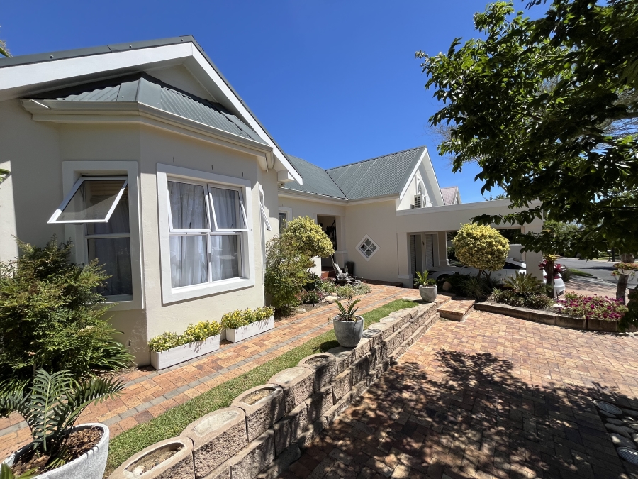 6 Bedroom Property for Sale in Zevendal Western Cape